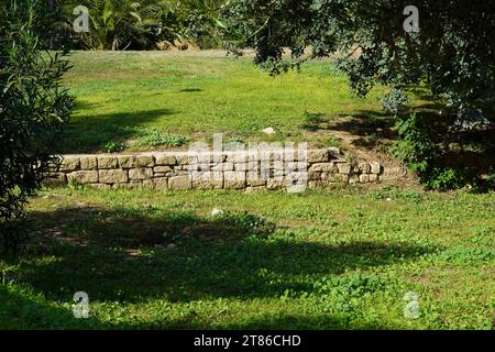 Die antike Stätte von Platons Akademie. Alte Steinmauer im Park Stockfoto