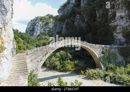 Herrlicher Blick auf die Steinbrücke Kokkorou in den Pindus-Bergen, Zagori, Epirus, Griechenland Stockfoto