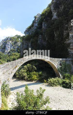 Herrlicher Blick auf die Steinbrücke Kokkorou in den Pindus-Bergen, Zagori, Epirus, Griechenland Stockfoto