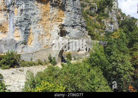 Herrlicher Blick auf die Steinbrücke Kokkorou in den Pindus-Bergen, Zagori, Epirus, Griechenland Stockfoto