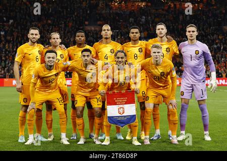 AMSTERDAM - (oberste Reihe l-r) Stefan de Vrij aus Holland, Daley Blind aus Holland, Denzel Dumfries aus Holland, Virgil van Dijk aus Holland, Cody Gakpo aus Holland, niederländischer Torhüter Bart Verbruggen (unterste Reihe) Quilindschy Hartman aus Holland, Tijjani Reijnders aus Holland, Xavi Simons aus Holland, Jerdy Schouten aus Holland während des Qualifikationsspiels in der Gruppe B zwischen den Niederlanden und Irland in der Johan Cruijff Arena am 18. November 2023 in Amsterdam, Niederlande. ANP MAURICE VAN STEEN Stockfoto