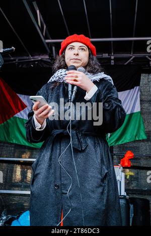 Amsterdam, Niederlande. November 2023. Die Aktivistin Sara Rachdan spricht auf der Bühne am Dam-Platz, wo der Rote Marsch durch Amsterdam beginnt. Der Protest wurde von der Aktionsgruppe NL4Palestine organisiert. Quelle: Sarai Koornneef/Alarmy Live News Stockfoto