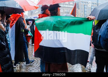 Amsterdam, Niederlande. November 2023. Pro-palästinensische Demonstranten beteiligen sich am Roten Marsch durch Amsterdam und rufen zu einem sofortigen Waffenstillstand im Gazastreifen auf. Der Protest wurde von der Aktionsgruppe NL4Palestine organisiert. Quelle: Sarai Koornneef/Alarmy Live News Stockfoto