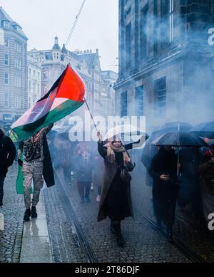 Amsterdam, Niederlande. November 2023. Pro-palästinensische Demonstranten beteiligen sich am Roten Marsch durch Amsterdam und rufen zu einem sofortigen Waffenstillstand im Gazastreifen auf. Der Protest wurde von der Aktionsgruppe NL4Palestine organisiert. Quelle: Sarai Koornneef/Alarmy Live News Stockfoto