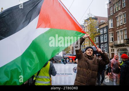 Amsterdam, Niederlande. November 2023. Pro-palästinensische Demonstranten beteiligen sich am Roten Marsch durch Amsterdam und rufen zu einem sofortigen Waffenstillstand im Gazastreifen auf. Der Protest wurde von der Aktionsgruppe NL4Palestine organisiert. Quelle: Sarai Koornneef/Alarmy Live News Stockfoto