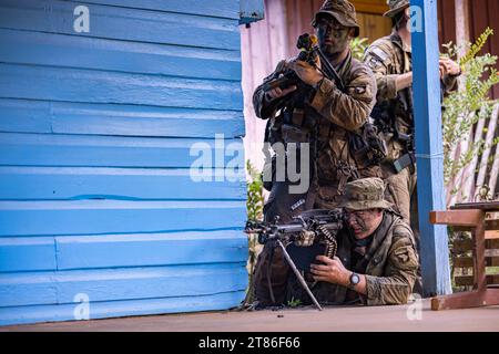 12. November 2023 - Oiapoque, AmapÃ, Brasilien - Soldaten der US-Armee, PFC. Bryce Allen, Maschinenschützer, und Sgt. Johnathan Osborne, Teamchef des 1. Bataillons, 26. Infanterieregiment, 2. Brigade Combat Team, 101. Luftlandedivision (Air Assault), führen einen kombinierten Scheinangriff mit brasilianischen Armeesoldaten in Oiapoque, Brasilien während Übung Southern Vanguard 24. November durch. 12, 2023. Southern Vanguard, eine jährliche bilaterale Übung, die sich zwischen den Partnerländern im Zuständigkeitsbereich des U.S. Southern Command dreht, soll die Interoperabilität der Partner zwischen den USA und verbessern Stockfoto