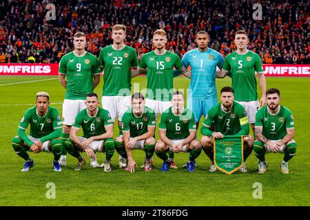 AMSTERDAM, NIEDERLANDE - 18. NOVEMBER: Mannschaftsfoto von Irland, (hintere Reihe L-R) Evan Ferguson von Irland, Nathan Collins von Irland, Liam Skalen von Irland, Torhüter Gavin Bazunu von Irland, Dara Oshea von Irland, (erste Reihe L-R) Callum Robinson von Irland, Alan Browne von Irland, Jason Knight von Irland, Josh Cullen aus Irland, Matt Doherty aus Irland, Ryan Manning aus Irland während des Gruppenspiels der Qualifikationsrunde zur UEFA EURO 2024 in der Johan Cruijff Arena am 18. November 2023 in Amsterdam, Niederlande (Foto: Andre Weening/ Orange Pictures) Stockfoto