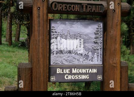 Eingangsschild, Oregon Trail Interpretive Park am blauen Berg Kreuzung Wallowa-Whitman National Forest, Oregon Stockfoto