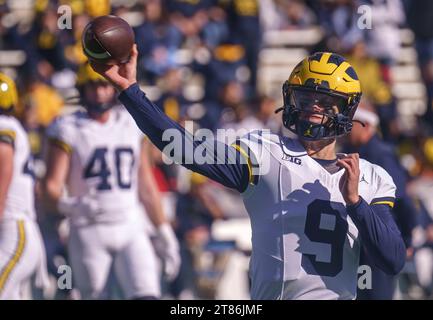 College Park, USA. November 2023. COLLEGE PARK, MD - 18. NOVEMBER: Michigan Wolverines Quarterback J.J. McCarthy (9) vor einem Big Ten Football-Spiel zwischen den Maryland Terrapins und den Michigan Wolverines am 18. November 2023 im SECU Field im College Park Maryland. (Foto: Tony Quinn/SipaUSA) Credit: SIPA USA/Alamy Live News Stockfoto