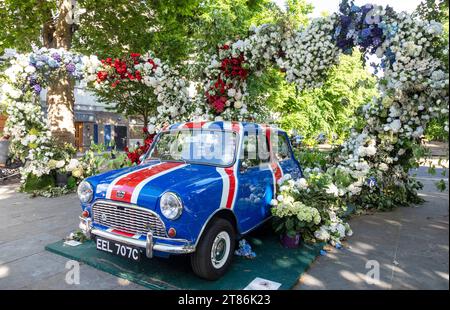 Ein Original Issigonis Mini in der Kings Road für die Chelsea Flower Show 2022 London Stockfoto