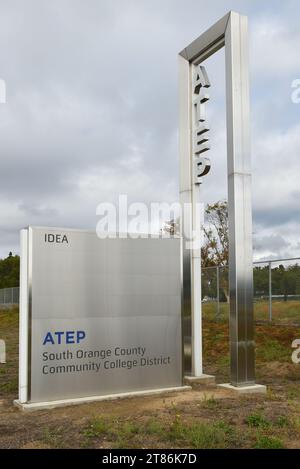 TUSTIN, KALIFORNIEN - 18. November 2023: Unterschrift im ATEP, Advanced Technology and Education Park, einem Teil des California Community Colleges Systems. Stockfoto