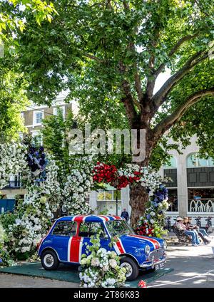 Ein Original Issigonis Mini in der Kings Road für die Chelsea Flower Show 2022 London Stockfoto