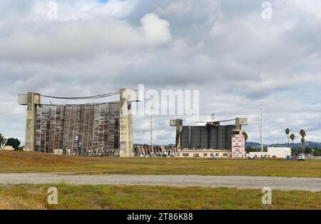 TUSTIN, KALIFORNIEN - 18. November 2023: Das USMCAS Tustin Blimp Hangar Fire, von der Warner Avenue aus gesehen. Stockfoto