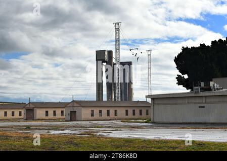 TUSTIN, KALIFORNIEN - 18. November 2023: Das USMCAS Tustin Blimp Hangar Feuer mit Gebäude im Vordergrund - Armstrong Avenue Seite. Stockfoto