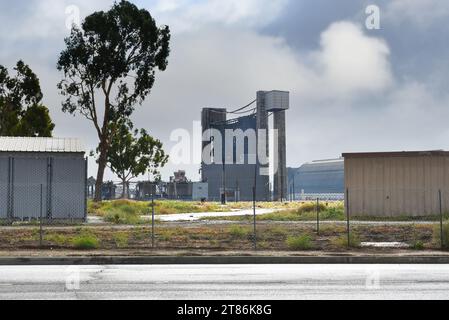 TUSTIN, KALIFORNIEN - 18. November 2023: Das USMCAS Tustin Blimp Hangar Fire, von der Armstrong Ave. Stockfoto