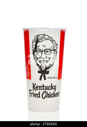 IRVINE, KALIFORNIEN, 17. November 2023: Ein Getränketasse von Kentucky Fried Chicken, KFC, mit einem Bild des Gründers Colonel Harlan Sanders. Stockfoto