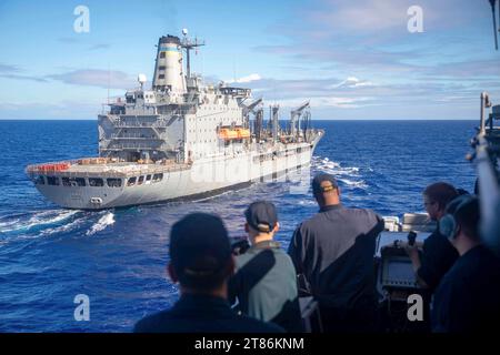 Philippinische See. November 2023. Der Lenkraketenkreuzer der Ticonderoga-Klasse USS Antietam (CG 54) nähert sich dem Flottenauffüllöler USNS Big Horn (T-AO 198) der Henry J. Kaiser-Klasse, bevor er im November in der Philippinischen See wieder aufgeladen wird. 10, 2023. Befehlshaber, Task Force 73 (CTF-73) in Abstimmung mit dem Military Sealift Command Far East (MSC FE) betankt und versorgt die entsandten Marinestreitkräfte zusammen mit regionalen Verbündeten und Partnern im Indopazifik. Antietam wird dem Befehlshaber der Task Force (CTF) 70 zugewiesen und wird nach Yokosuka, Japan, zur Unterstützung eines freien und offenen Eingangs eingesetzt Stockfoto