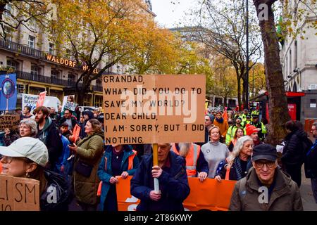 London, England, Großbritannien. November 2023. Just Stop Oil Aktivisten marschieren in Adlwych, während sie ihre Proteste gegen neue Lizenzen für fossile Brennstoffe fortsetzen. (Kreditbild: © Vuk Valcic/ZUMA Press Wire) NUR REDAKTIONELLE VERWENDUNG! Nicht für kommerzielle ZWECKE! Stockfoto