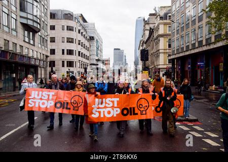 London, England, Großbritannien. November 2023. Just Stop Oil Aktivisten marschieren in der Nähe der Blackfriars Bridge, während sie ihre Proteste gegen neue Lizenzen für fossile Brennstoffe fortsetzen. (Kreditbild: © Vuk Valcic/ZUMA Press Wire) NUR REDAKTIONELLE VERWENDUNG! Nicht für kommerzielle ZWECKE! Stockfoto