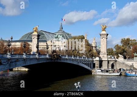 Pont Alexandre III. Und das Grand Palais Stockfoto