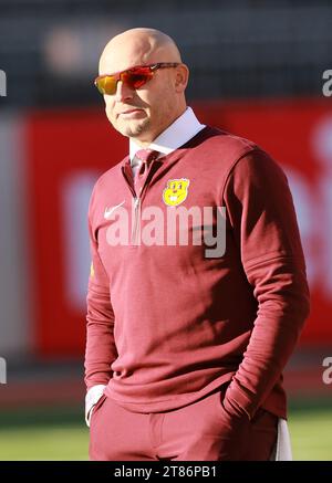 Columbus, Usa. November 2023. P.J. Fleck, Cheftrainer der Minnesota Golden Gophers, blickt über das Stadion, bevor sie am Samstag, den 18. November 2023, gegen die Ohio State Buckeyes in Columbus, Ohio, spielen. Foto: Aaron Josefczyk/UPI Credit: UPI/Alamy Live News Stockfoto