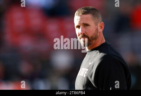 Columbus, Usa. November 2023. Brian Hartline, Offensive Coordinator von Ohio State Buckeyes, blickt über das Feld vor dem Spiel der Buckeyes gegen die Minnesota Golden Gophers am Samstag, den 18. November 2023. Foto: Aaron Josefczyk/UPI Credit: UPI/Alamy Live News Stockfoto