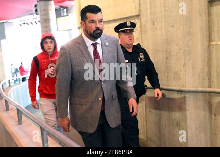 Columbus, Usa. November 2023. Ryan Day, Cheftrainer der Ohio State Buckeyes, kommt am Samstag, den 18. November 2023, im Stadion zum Spiel der Buckeyes gegen die Minnesota Golden Gophers in Columbus (Ohio) an. Foto: Aaron Josefczyk/UPI Credit: UPI/Alamy Live News Stockfoto