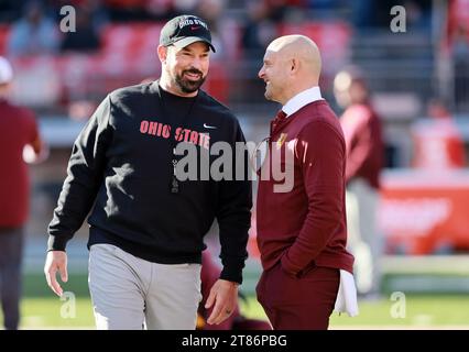 Columbus, Usa. November 2023. Ryan Day, Cheftrainer der Ohio State Buckeyes, spricht mit P.J. Fleck vor ihrem Spiel in Columbus, Ohio am Samstag, den 18. November 2023. Foto: Aaron Josefczyk/UPI Credit: UPI/Alamy Live News Stockfoto