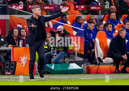 Amsterdam, Niederlande. November 2023. AMSTERDAM, NIEDERLANDE - 18. NOVEMBER: Cheftrainer Stephen Kenny aus Irland gibt während des Gruppenspiels der Qualifikationsrunde zur UEFA EURO 2024 in der Johan Cruijff Arena am 18. November 2023 in Amsterdam, Niederlande Gesten (Foto: Andre Weening/ Orange Pictures) Credit: Orange Pics BV/Alamy Live News Stockfoto