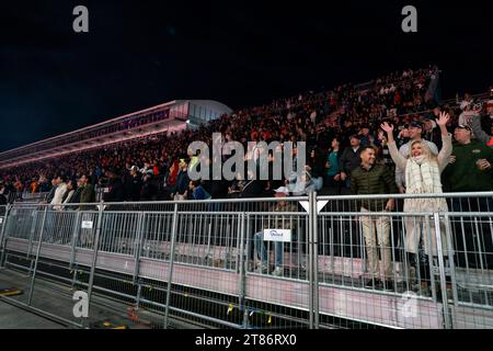 Las Vegas, Usa. November 2023. Fans nehmen an den Dreharbeiten für einen kommenden Film für Apple Teil, bevor sie sich am Freitag, den 17. November 2023, für den Formel-1-Grand-Prix von Las Vegas auf dem Las Vegas Strip Circuit in Las Vegas qualifizieren. Foto: Greg Nash/UPI Credit: UPI/Alamy Live News Stockfoto