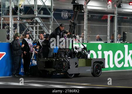 Las Vegas, Usa. November 2023. Ein Filmteam nimmt Aufnahmen für einen kommenden Film für Apple auf, bevor er sich am Freitag, den 17. November 2023, für den Formel 1 Las Vegas Grand Prix auf dem Las Vegas Strip Circuit in Las Vegas qualifiziert. Foto: Greg Nash/UPI Credit: UPI/Alamy Live News Stockfoto