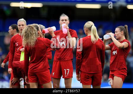 Kingston, Großbritannien. November 2023. Liverpool Women machen beim Aufwärmtraining beim FA Women's Super League Spiel zwischen Chelsea Women und Liverpool Women am 18. November 2023 in Stamford Bridge, London, England, eine Drinkpause. Foto von Carlton Myrie. Nur redaktionelle Verwendung, Lizenz für kommerzielle Nutzung erforderlich. Keine Verwendung bei Wetten, Spielen oder Publikationen eines einzelnen Clubs/einer Liga/eines Spielers. Quelle: UK Sports Pics Ltd/Alamy Live News Stockfoto