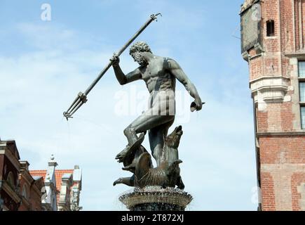 Der Blick aus der Nähe auf den historischen Neptunbrunnen aus dem 17. Jahrhundert in der Altstadt von Danzig (Polen). Stockfoto