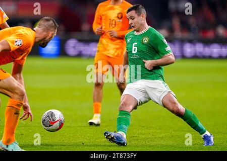 Amsterdam, Niederlande. November 2023. AMSTERDAM, NIEDERLANDE - 18. NOVEMBER: Josh Cullen aus Irland läuft mit dem Ball während des Gruppenspiels der Qualifikationsrunde zur UEFA EURO 2024 zwischen den Niederlanden und der Republik Irland am 18. November 2023 in der Johan Cruijff Arena in Amsterdam, Niederlande (Foto: Andre Weening/ Orange Pictures) Credit: Orange Pics BV/Alamy Live News Stockfoto