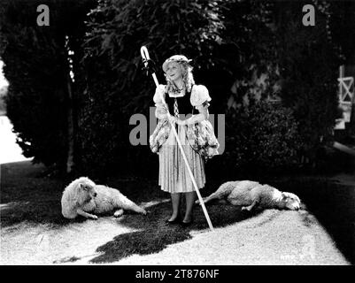 CHARLOTTE HENRY als Bo-Beep mit ihren Schafen in BABES in TOYLAND aka MARCH OF THE WOODEN SOLDIERS 1934 Regisseure GUS MEINS und CHARLEY ROGERS Musik Victor Herbert Lyrics GLEN MacDonough Hal Roach Studios / Metro Goldwyn Mayer Stockfoto