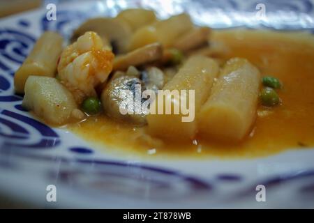 Spargel mit Pilzen und Garnelen in einer Schüssel Stockfoto
