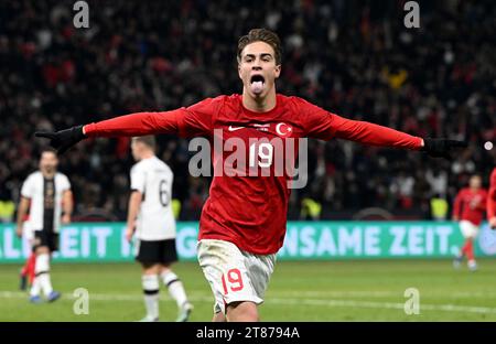 Berlin, Deutschland. November 2023. Fußball: Internationales Spiel, Deutschland - Türkei, Olympiastadion. Kenan Yildiz aus der Türkei feiert sein Ziel, es 1:2 zu schaffen. WICHTIGER HINWEIS: Gemäß den Vorschriften der DFL Deutscher Fußball-Liga und des DFB Deutscher Fußball-Bundes ist es verboten, im Stadion und/oder im Spiel aufgenommene Fotografien in Form von sequenziellen Bildern und/oder videoähnlichen Fotoserien zu verwenden oder zu verwenden. Quelle: Federico Gambarini/dpa/Alamy Live News Stockfoto