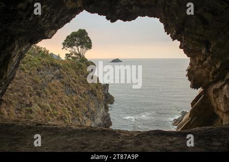 Blick auf das kantabrische Meer vom Inneren der Cova da Doncella in Viveiro, Spanien Stockfoto