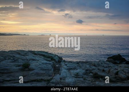 Sonnenuntergangslichter in den Felsen der kantabrischen Küste in Burela, Spanien Stockfoto