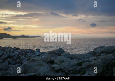 Sonnenuntergang in Burela, Spanien, an der kantabrischen Küste Stockfoto