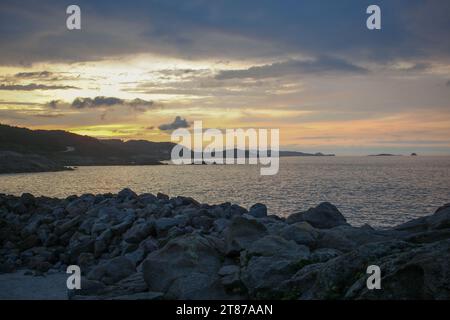 Sonnenuntergangslichter im kantabrischen Meer in Burela, Spanien Stockfoto