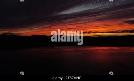 Drohne Sonnenuntergang über dem Horizont mit leuchtenden Farben und Panoramablick Stockfoto