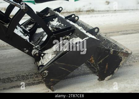 Schneeräumung von der Straße. Schwere Maschinen in der Stadt. Schneepflüge saubere Straße. Details Zur Autobahnreinigung. Stockfoto