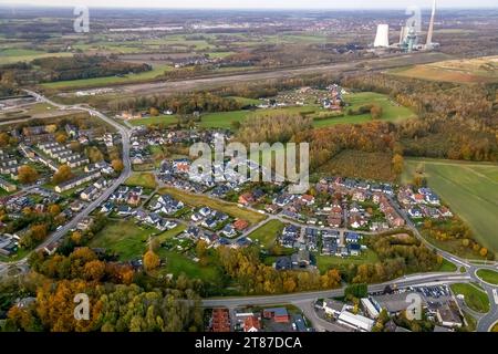 Luftbild, Wohnsiedlung Jahnstraße mit Buchweizenkamp und an der Dorndelle, hinten Waldgebiet mit dem Kleingartenverein KGV Aden und der Halde großes Holz mit herbstlichen Laubbäumen, Baustelle Wasserstadt Aden und das Kraftwerk Bergkamen, Weddinghofen, Bergkamen, Ruhrgebiet, Nordrhein-Westfalen, Deutschland ACHTUNGxMINDESTHONORARx60xEURO *** Luftaufnahme, Wohngut Jahnstraße mit Buchweizenkamp und an der Dorndelle, im Hintergrund Waldgebiet mit dem Kleingartenverband KGV Aden und der Sackgasse großes Holz mit herbstlichen Laubbäumen, Baustelle Wasserstadt Aden und Stockfoto