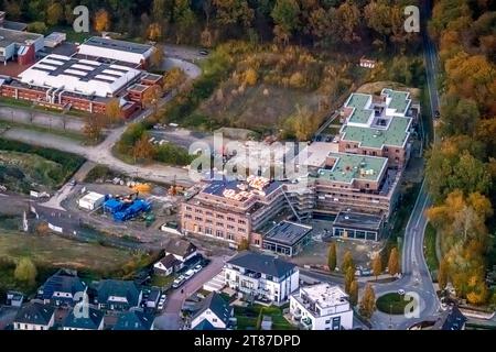 Luftbild, Baustelle auf dem ehemaligen Bergwerk Grimberg 3/4 Gelände, umgeben von herbstlichen Laubbäumen, Baustelle mit Neubau Gesundheitszentrum und wohnvoll Village-Einrichtung für betreutes Wohnen, Weddinghofen, Bergkamen, Ruhrgebiet, Nordrhein-Westfalen, Deutschland ACHTUNGxMINDESTHONORARx60xEURO *** Luftansicht, Baustelle auf dem ehemaligen Grimberg 3 4, umgeben von herbstlichen Laubbäumen, Baustelle mit neuem Gesundheitszentrum und Wohndorfanlage für betreutes Wohnen, Weddinghofen, Bergkamen, Ruhrgebiet, Nordrhein-Westfalen, Deutschland ACHTUNGxMINDESTHONORA Stockfoto