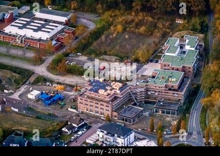 Luftbild, Baustelle auf dem ehemaligen Bergwerk Grimberg 3/4 Gelände, umgeben von herbstlichen Laubbäumen, Baustelle mit Neubau Gesundheitszentrum und wohnvoll Village-Einrichtung für betreutes Wohnen, Weddinghofen, Bergkamen, Ruhrgebiet, Nordrhein-Westfalen, Deutschland ACHTUNGxMINDESTHONORARx60xEURO *** Luftansicht, Baustelle auf dem ehemaligen Grimberg 3 4, umgeben von herbstlichen Laubbäumen, Baustelle mit neuem Gesundheitszentrum und Wohndorfanlage für betreutes Wohnen, Weddinghofen, Bergkamen, Ruhrgebiet, Nordrhein-Westfalen, Deutschland ACHTUNGxMINDESTHONORA Stockfoto