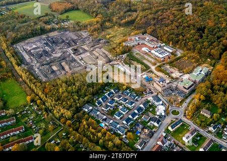 Luftbild, Baustelle Schacht Kuckuck für neue Waldsiedlung auf dem ehemaligen Bergwerk Grimberg 3/4 Gelände, TÜV-Nord Bildungszentrum und Grone Bildungszentren NRW gGmbH, umgeben von herbstlichen Laubbäumen, Baustelle mit Neubau Gesundheitszentrum und wohnvoll Village-Einrichtung für betreutes Wohnen, Neubau-Wohnsiedlung unter den Telgen am Kreisverkehr, Weddinghofen, Bergkamen, Ruhrgebiet, Nordrhein-Westfalen, Deutschland ACHTUNGxMINDESTHONORARx60xEURO *** Luftaufnahme, Baustelle Kuckuck-Schacht für neue Waldsiedlung auf dem ehemaligen Bergbaugelände Grimberg 3 4, TÜV Nord Bildungszentrum und G Stockfoto