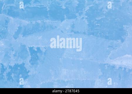Textur der Wintereisoberfläche. Blauer natürlicher Eishintergrund. Stockfoto