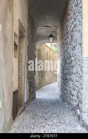 Bellagio Italien kleine Seitenstraße Salita Plinio an einem sonnigen Tag Stockfoto