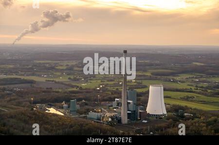 Luftbild, Abendstimmung am Kraftwerk Bergkamen Steinkohlekraftwerk mit Schornstein und Kühlturm, Wiesen und Felder mit herbstlichen Laubbäumen und Fernsicht, Heil, Bergkamen, Ruhrgebiet, Nordrhein-Westfalen, Deutschland ACHTUNGxMINDESTHONORARx60xEURO *** Luftsicht, Abendstimmung im Kraftwerk Bergkamen Kohlekraftwerk mit Kamin und Kühlturm, Wiesen und Felder mit herbstlichen Laubbäumen und Fernsicht, Heil, Bergkamen, Ruhrgebiet, Nordrhein-Westfalen, Deutschland ACHTUNGxMINDESTHONORARx60xEURO Credit: Imago/Alamy Live News Stockfoto